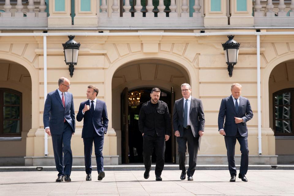 Le premier ministre britannique Keir Starmer, le président ukrainien Volodymyr Zelensky, le président français Emmanuel Macron, le chancelier allemand Friedrich Merz et le premier ministre polonais Donald Tusk au palais présidentiel de Kiev, en Ukraine, le 10 mai 2025